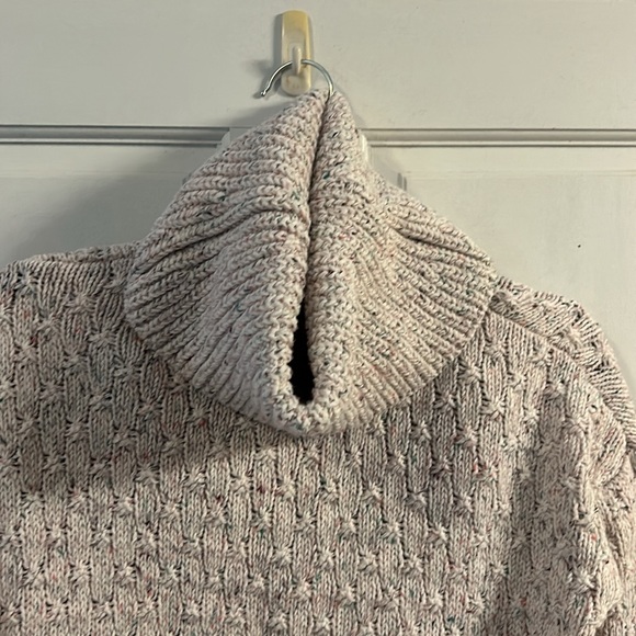 Loft size small turtleneck sweater. Never worn - Picture 3 of 4